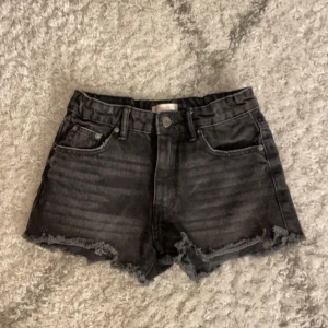Shorts - Säljer mina jättefina jeans shorts. Sparsamt använda, jättefint skick. Köpta på gina tricot barn avdeling i början av förra sommaren, storlek 146 men passar mig som bär storklek 30-34 i byxor. Frågor eller fler bilder? Tveka inte att höra av dig!💗