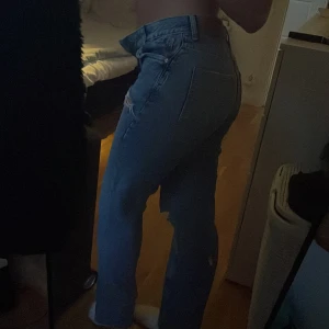 Snygga jeans - Säljer nu med sorg mina fina jeans med super coola hål från gina🥲💗 dom passar inte längre mig. Straight high waist, dom sitter bra i längd på mig som är 1,65👌 säljer även fler kläder på min profil ❤️
