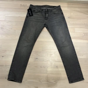 Ljus gråa jeans - Helt oanvända, köptes utomlands men visade sig vara för liten, har fortfarande kvar ettikett och är i perfekt form. På bilden ser den mörkare ut än vad den egentligen är.