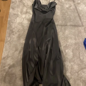 Grå enkel bal klänning  - Grå enkel balklänning med slits på ena benet. Använd Max 1 gång. Storlek s/Xs