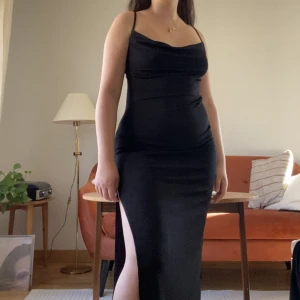 Svart klänning - 🌙🍐 Går inte hela vägen ner på mig som är 162. Passar definitivt större storlekar pga stretchight material.  Oanvänd!