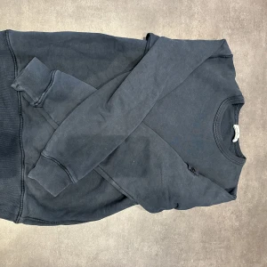 Stone island  - Säljer min Stone island tröja pga den är för liten, storlek S ny pris 2000kr inte några hål fläckar eller liknande mvh Liam 