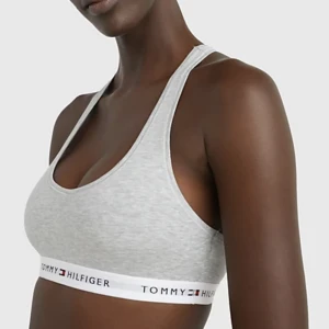 Tommy Hilfiger topp - Tommy Hilfiger topp i fint skick. Medium, skulle passa S med större byst. 🤍❤️💙