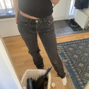Zara straight jeans  - Säljer mina jättefina zara jeans från plick med eget gjort hål