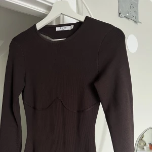 Lång klänning (mörkbrun)  - Super fin långklänning till vardags eller till uppläsare tillfällen. Helt nyskick 