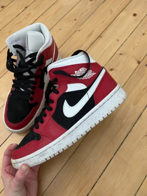 Jordan Mid 38.5 - Säljer mina jordans då jag knappast änvänder dom. Kanske använda totalt 5 gånger så väldigt fint skick! 