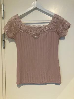 Topp med spets Strl S - Fin topp Storlek S