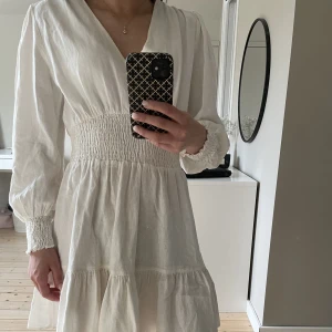 Zara klänning  - Super fin v ringad zara klänning!! Köpt förra året för 349, använd ca 1 gång. Kom privat för fler bilder