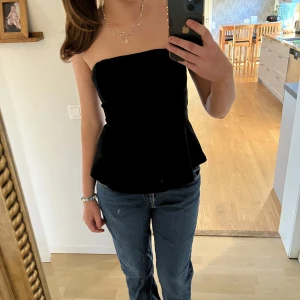 Gina topp - Säker nu min jättefina tubtopp från ginatricot som tyvärr inte kommer till användning. Endast använd 1 gång så den ser som ny ut! Köparen står för frakt! Skriv privat för fler bilder eller frågor😊😊