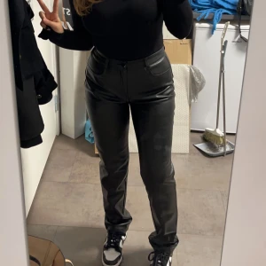 Skinnbyxor - Säljer dessa byxor som jag enbart använt 1 gång, jätte fint skick men kommer ej till användning. Storlek 36