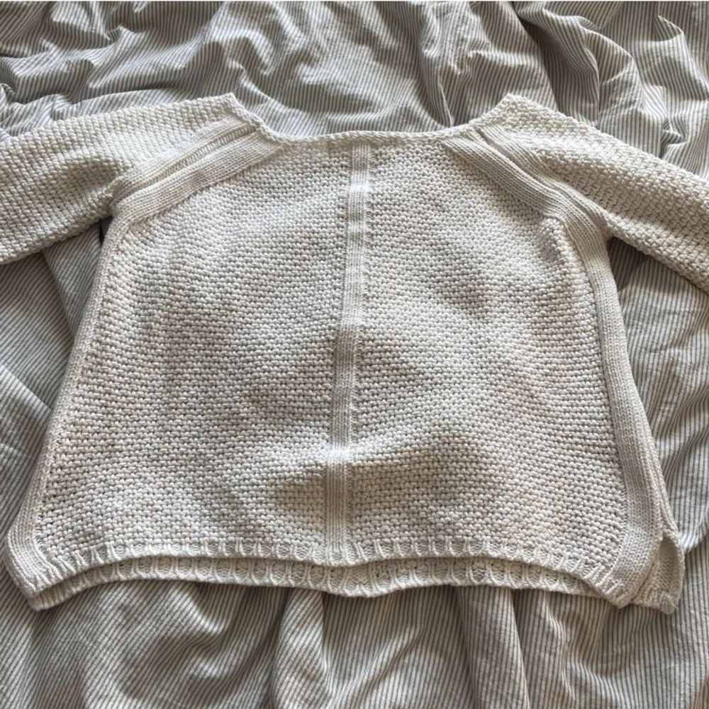 Säljer denna virkade/stickade tröjan då den är för liten. Jätte söt och perfekt till sommaren då den inte är så tjock. I jätte fint skick. Pris kan diskuteras💕köparen står för frakt (tror den är från zara från början). Stickat.