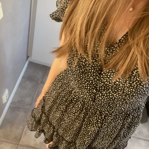 Klänning  - Säljer denna klänning från Vero Moda. Aldrig använd.  