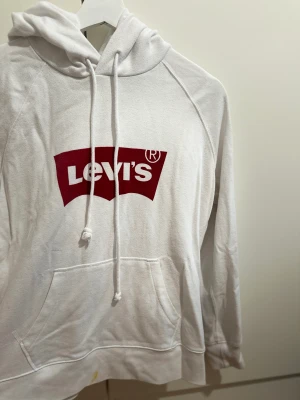 Levi’s Women Hoddie  - Den är används några gånger men är i bra Kvalitet. Den egentligen kostar runt 800kr men säljs för 600
