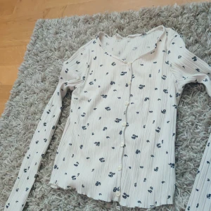 En vit blomning trjöa  - Från hm har använt men kommer tvätta 