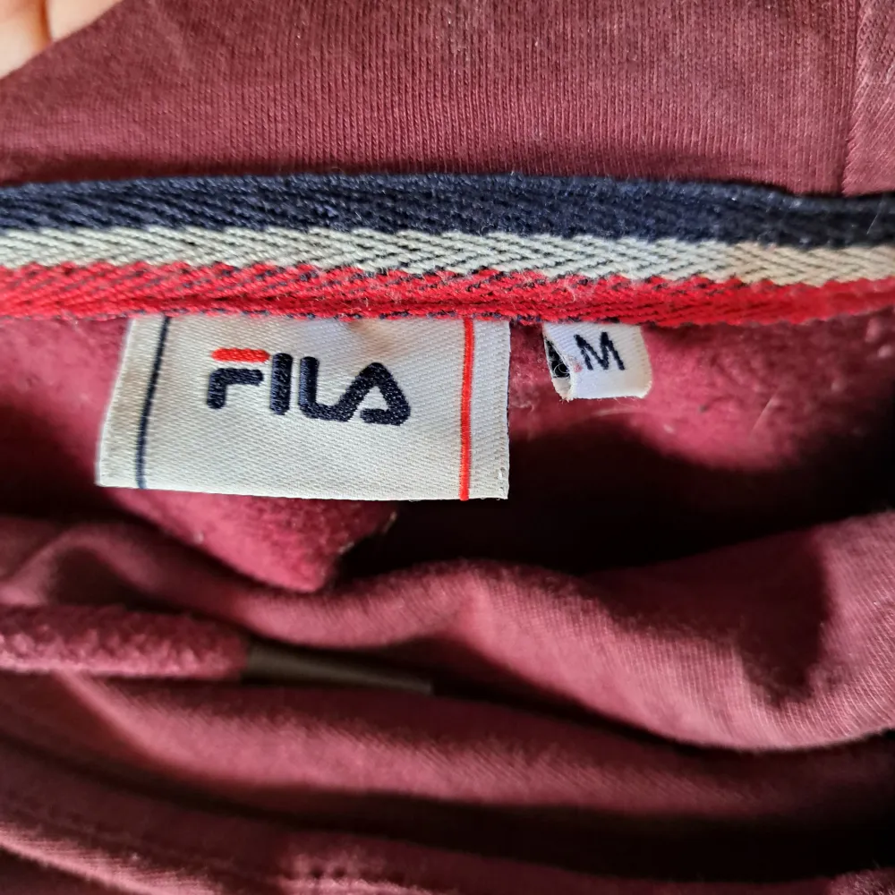 Vinröd fila hoodie i storlek M. endast använd ett fåtal gånger. Priset är diskuterbart!. Tröjor & Koftor.