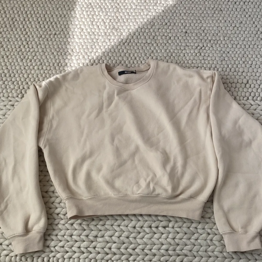 Säljer den här krämvita/beige sweatshirten från bikbok. Stryker den innan ni köper! Kontakta för frågor💞. Tröjor & Koftor.