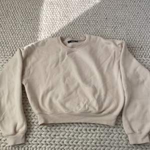 Säljer den här krämvita/beige sweatshirten från bikbok. Stryker den innan ni köper! Kontakta för frågor💞