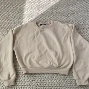 Säljer den här krämvita/beige sweatshirten från bikbok. Stryker den innan ni köper! Kontakta för frågor💞