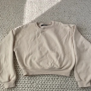 Sweatshirt  - Säljer den här krämvita/beige sweatshirten från bikbok. Stryker den innan ni köper! Kontakta för frågor💞