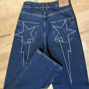 ⚠️lånade bilder ⚠️säljer ett par jeans från zara med stjärnor 🌟på bakfickorna. Säljer dom för att dom inte passade mig. Hör av er för fler frågor 🌟🤩