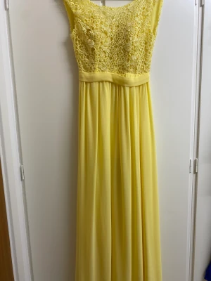 Festklänning/balklänning  - Festklänning/ balklänning. I färgen gul. Använd 1 gång. Fin och skön. Dragkedja bakifrån. Storlek S. Pris kan diskuteras 