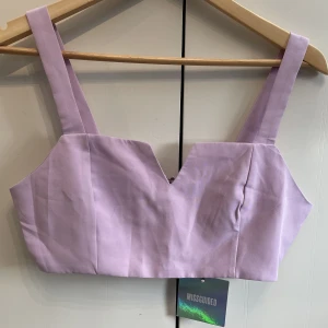 Lila topp - Står storlek 34 Petite men passar snarare S-M! Har dragkedja