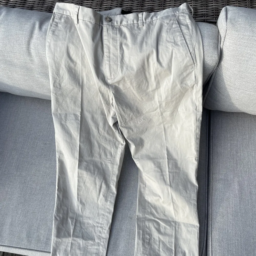Beiga chinos från H&M i storlek EUR 32 Säljes i befintligt skick. Jeans & Byxor.