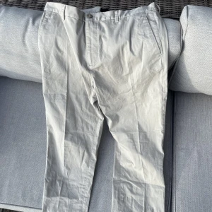 Chinos Slim Fit - Beiga chinos från H&M i storlek EUR 32 Säljes i befintligt skick
