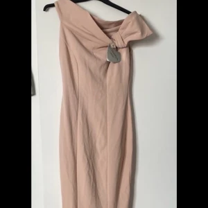 Bal klänning  - Helt ny balklänning som aldrig kom till användning. Den är off shoulder med en snygg detalj, den är sjöjungfruformad så den är tight upptill sen vid benen går den ut
