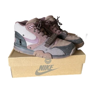 Travis air max trainer  - Riktigt feta skor från Travis Scott, cactusjack. Regnskydd går att knäppa på och stashas i en ficka i plösen. Bara att skriva vid frågor🤝🏻