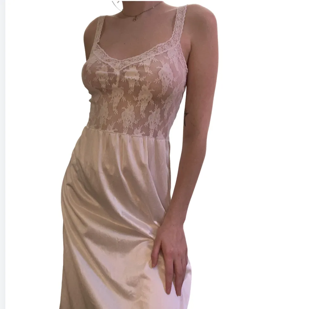 Söt vit spetsklänning <3 Vintage och jättebra skick. Passar mig som är S men är väldigt töjbar så passar förmodligen XS-M🌟🌟🫶. Klänningar.
