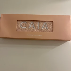 HANDLE WITH HAIR - PINK (Caia) - Ett helt oöppnat Caia hårband!💓 Köparen står för frakten!💕