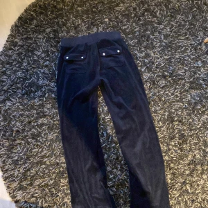 Juicy byxor - Säljer juicy byxor färg marin blå knappt använda för dom inte passar köpta för 1100 kr säljer för 800 kr