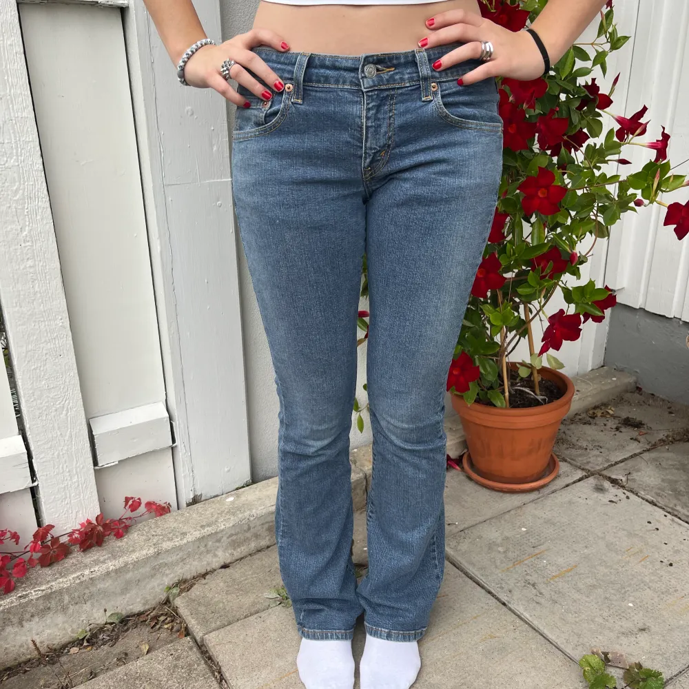Supersnygga 518 superlow bootcut jeans från Levis, köpta secondhand men i bra skick❤️‍🔥. Jeans & Byxor.