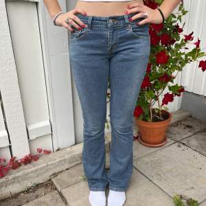 Supersnygga 518 superlow bootcut jeans från Levis, köpta secondhand men i bra skick❤️‍🔥