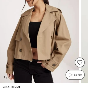 Jacka - Jättefin beige trenchcoat från ginatricot i storlek xs. Den är endast använd en gång så jag säljer denna för att den ska få mer användning. Ordinarie pris 599.