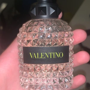 Valentiono born in Roma Yellow dream  - Nice parfym 50 ml, knappt använd köpt för 900. Vill helst byta 