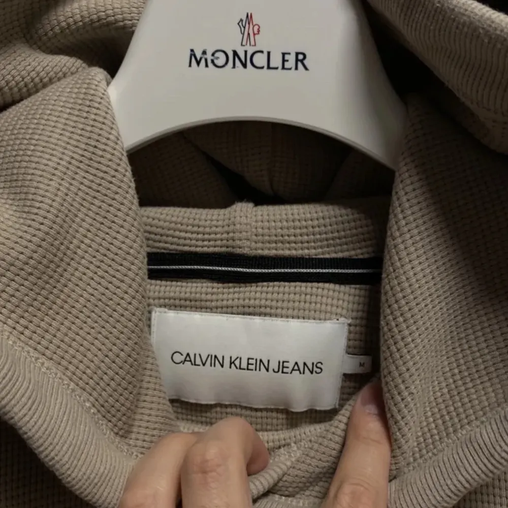 En Calvin Klein Hoodie. Storlek M, passar S också. Cond 9/10, använd fåtal gånger.. Tröjor & Koftor.