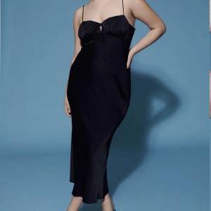 Säljer nu denna fina långklänningen från Gina Tricot, som är som ny då den endast är använd en gång. Nypris 499kr💗