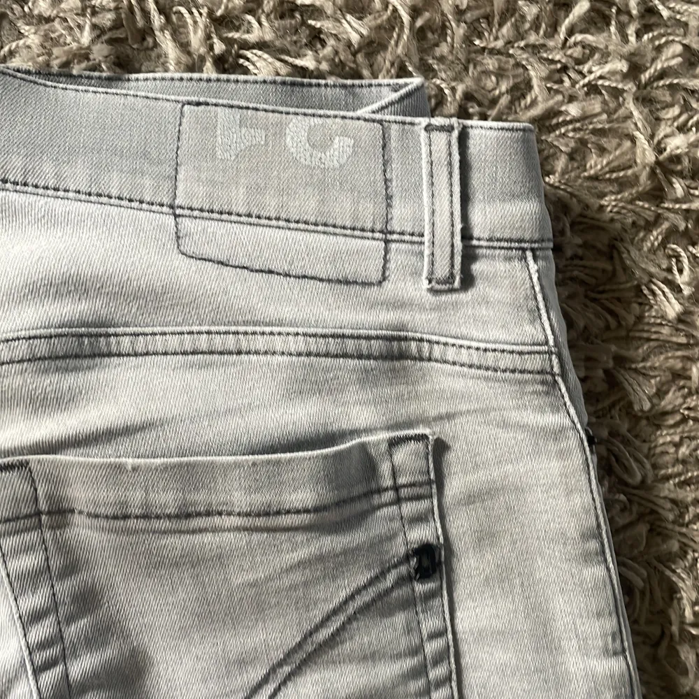 Tja! Säljer nu dessa sjukt snygga dondup jeans i en riktigt snygg färg med ett unikt dondup märke i den svarta färgen. Byxorna är i ett gott skick med ett litet lagat hål. Hör av er vid frågor eller liknande!. Jeans & Byxor.