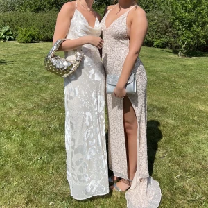 balklänning  - säljer nu min fantastiska balklänning som jag va så nöjd med👗bara använd 1 gång så därför i nyskick☀️köpt för 2800kr!