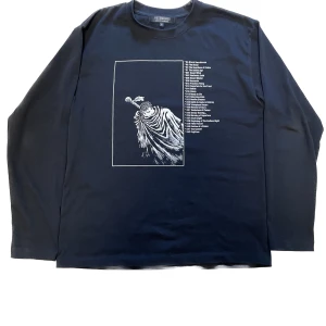 Rough Simmons - Vetememes x Rough Simmons x Beserk longsleeve. Baserad på Raf Simons tröjan från kollektion, History of my World AW05/06 (bild 2 ref). Kvaliten är galen.