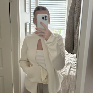 Button up Cardigan Cream - Djerf Avenue - Säljer min fina tröja från djerf då den inte kommit till användning, 400 kr + frakt, fint skick 🤍