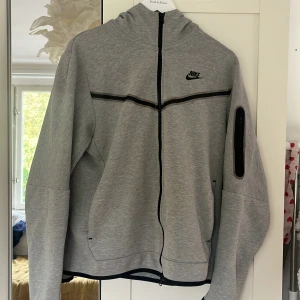 Nike Tech Fleece  - Bra skick