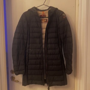 Parajumper jacka Irene  - Parajumper jacka Irene svart storklen XS. Fin passform, kan tvätta innan jag säljer. Fortfarande fin har något litet hål vid ryggen som man lätt kan sy igen( mindre än ett mynt). Säljer för 600 pris kan diskuteras vid snabb affär. äkta och köpt johnells 