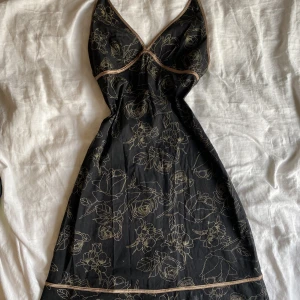 Klänning - Söt klänning från Sunny Girl med rosor på! Sitter fint på!