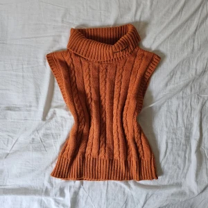 Urban outfiters topp - As snygg väst/topp från Urban Outfiters som aldrig har använts! Passar både S och M.