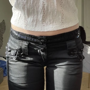 Lågmidjade byxor - Såå fina lågmidjade kostymbyxor med paljettdetaljer 💞 Tveka inte på att höra av dig vid frågor :) Oanvända men köpta på Plick (två första bilderna är lånade)