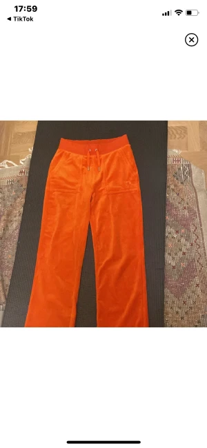 Juicy courture byxor❤️ - Ett par orangea juicy courture byxor i storlek xxs. Har tagit bort bakfickorna och bena är uppsydda 9cm. Annars har de inga defekter, ordinarie pris: 1099kr. Pris kan diskuteras.