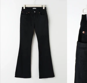 gina tricot lågmidjade bootcut jeans - jätte fina jeans från gina. Köpte för ett tag sen men knappt använda. säljer för att det är för stora. skriv om ni vil ha fler bilder 💗💗